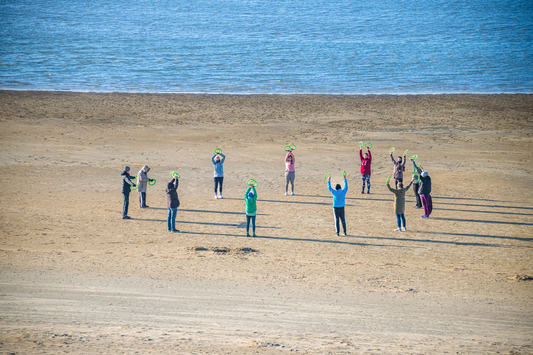 Séance collective de sport en bord de mer